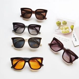 Cinque occhiali da sole quadrati per bambini UV400 in vari colori assortiti
