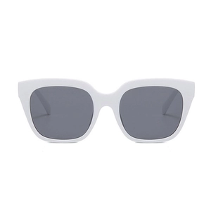 Retro Oversized Sonnenbrille in Weiß, quadratisch mit dunkelgrauen UV-Schutz Gläsern