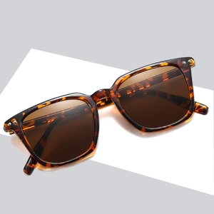 Lunettes De Soleil Carrées Protection UV400 Mode Rétro Décor À Rivets Cadre En Plastique Pour Voyage En Plein Air Style De Rue Femmes Hommes