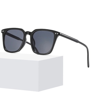 Grandes lunettes de soleil carrées noires avec rivets argentés et verres polarisés