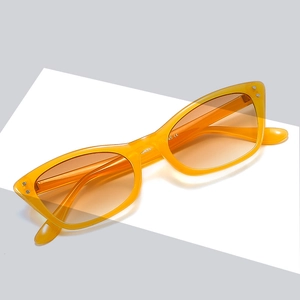 Lunettes de soleil œil de chat rétro avec monture orange et verres dégradés à rivets