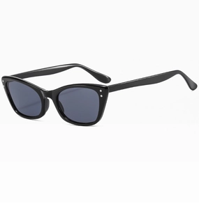 Détail de lunettes de soleil œil de chat noires avec clous argentés et verres gris