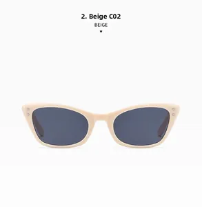 Détail de lunettes de soleil oeil-de-chat beige avec rivets et verres gris foncé C02