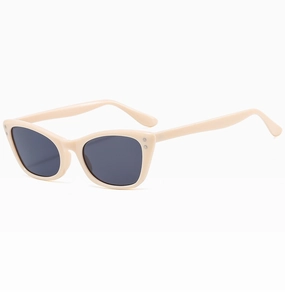 Gros plan sur les lunettes de soleil œil-de-chat beige avec détails clous argentés