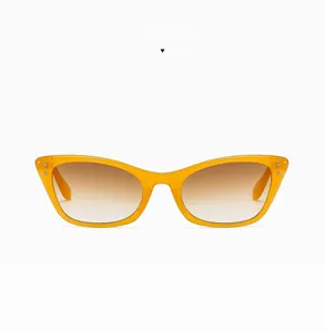 Détails des lunettes de soleil œil-de-chat orange avec rivets en métal et verres bruns