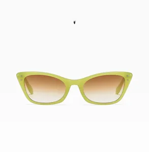 Détail frontal de lunettes de soleil œil de chat vert gelée avec verres dégradés