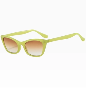 Détail de lunettes œil de chat rétro en résine vert citron avec clous en métal