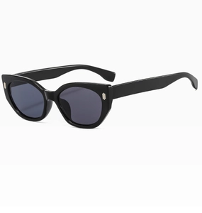 Detail der schwarzen Cat-Eye-Sonnenbrille mit silbernen Metallstiften und poliertem Rahmen