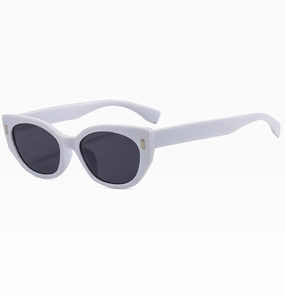 Detailansicht der weißen Cat-Eye-Sonnenbrille mit goldenen Verzierungen am Rahmen