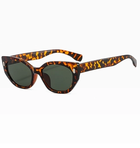 Nahaufnahme der Cat-Eye-Sonnenbrille in Schildpatt mit Silbernieten und dunklen Gläsern