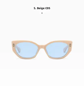 Detailansicht der beigefarbenen Cat-Eye-Sonnenbrille mit Metallnieten und blauen Gläsern