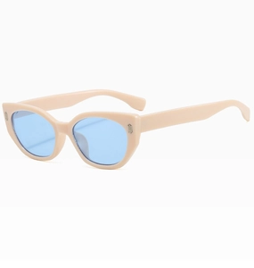 Detail der Retro-Cateye-Sonnenbrille mit cremefarbenem Rahmen, blauen Gläsern und Metallgelenk