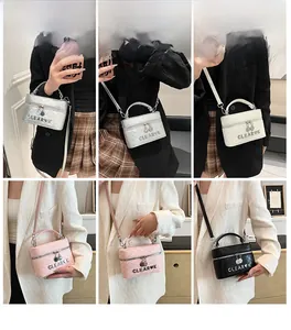 Petit sac boîte matelassé avec bandoulière chaîne et poignée en quatre coloris