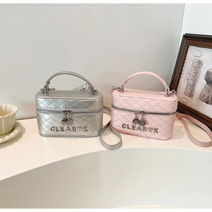 Détails des sacs boîte matelassés argent et rose avec lettres CLEA métalliques