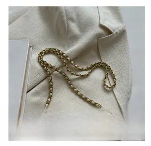 Détails du tissu en tweed à paillettes et de la bandoulière chaîne dorée du petit sac