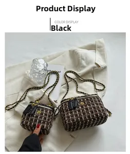 Détail du sac à bandoulière en tweed avec fleur dorée et fermeture éclair en U
