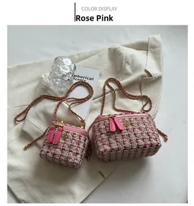 Détail de sacs en tweed rose avec logo camélia doré et bandoulières en chaîne