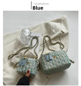 Sacs chaîne en tweed bleu avec breloques dorées et double fermeture éclair