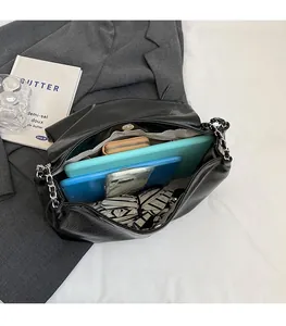 Détail de l'intérieur du sac nuage noir montrant la capacité et la chaîne argentée