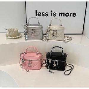 Detailaufnahme gesteppter Mini-Umhängetaschen in Silber, Weiß, Rosa und Schwarz