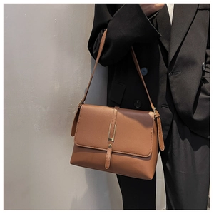 Detailaufnahme der braunen Leder-Umhängetasche mit elegantem goldfarbenem Metallverschluss