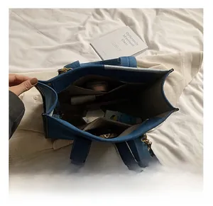 Sac cabas en jean bleu foncé avec poches intérieures spacieuses montrant la capacité