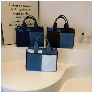 Trois sacs cabas en denim patchwork avec fermoirs dorés sur un support blanc élégant