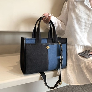 Sac fourre-tout patchwork en denim et toile noire avec boucle dorée et bandoulière