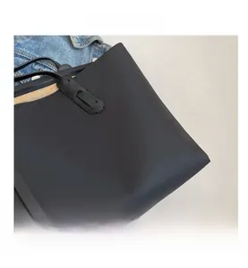 Vue détaillée du grand sac cabas noir en tissu Oxford avec fermeture éclair et texture fine