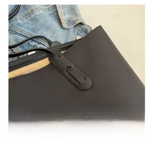 Gros plan des coutures renforcées sur le sac cabas noir en tissu oxford haute densité