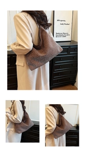 Détail d'un sac Hobo marron avec strass étincelants vu de côté et de l'arrière