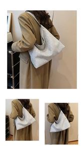 Gros plan du sac hobo argenté avec cristaux scintillants et texture souple de luxe