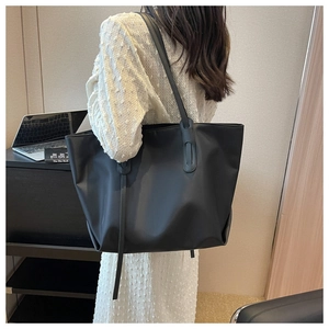 Vue arrière d'un grand sac cabas Oxford noir minimaliste pour le travail et le quotidien