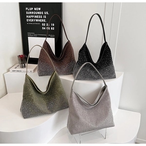 Detalle de los bolsos hobo con pedrería en marrón, negro, verde oscuro y gris plata