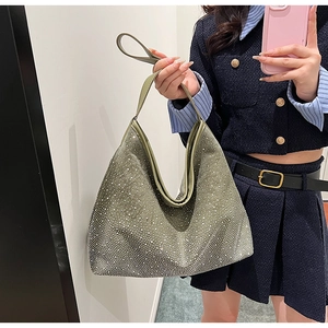 Gros plan du sac hobo vert avec strass scintillants et texture souple de qualité