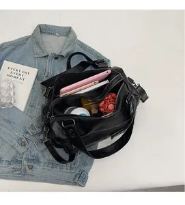 Intérieur spacieux d'un sac de voyage en cuir PU noir montrant divers compartiments