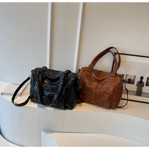 Détails de grands sacs de voyage en similicuir avec plusieurs poches et fermetures éclair