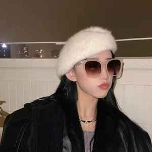 Fashionable gradient sunglasses with a white plush beret for a stylish winter urban look