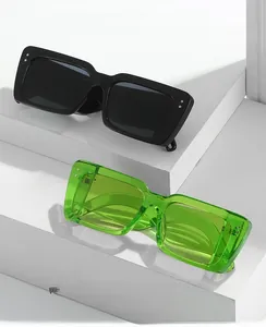 Details von eckigen Sonnenbrillen in Schwarz und Neongrün auf geometrischem Dekor