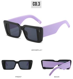 Dreiseitige Ansicht der quadratischen Sonnenbrille mit schwarzem Rahmen und lila Bügeln