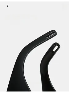Detail der glänzenden schwarzen Sonnenbrille mit ergonomischem Bügel für hohen Tragekomfort