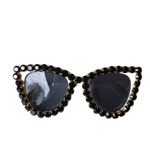 Luxuriöse Cat-Eye-Sonnenbrille mit schwarzen Schmucksteinen und goldenem Metallrahmen