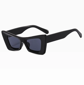 Vue latérale de lunettes de soleil œil-de-chat noires avec monture brillante et verres sombres