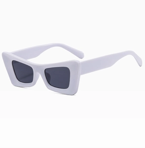 Vue détaillée des lunettes de soleil œil-de-chat blanches avec monture épaisse chic