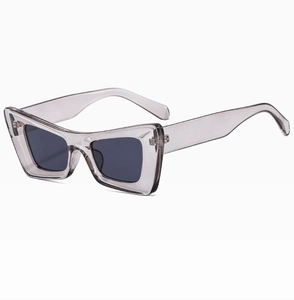 Détail de lunettes de soleil œil de chat vintage en monture gris transparent
