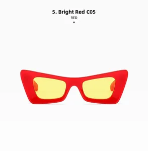 Détail de lunettes chat rouges avec verres jaunes et monture aux bords pointus