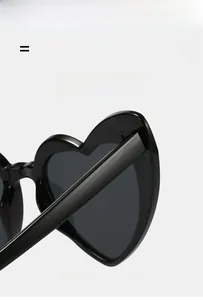 Dettaglio di occhiali da sole a cuore leggeri con montatura flessibile super elastica