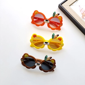 Lunettes de soleil lion pour enfants en orange jaune et marron avec plumes déco