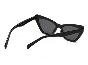 Vue détaillée de lunettes de soleil œil-de-chat noires avec charnières et marquages