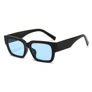 Occhiali da sole squadrati neri con lenti azzurre trasparenti in stile vintage retrò